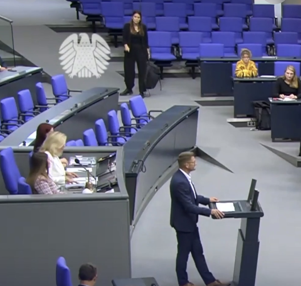 VIDEO / ABSOLUTES KINO IM BUNDESTAG! Debatte über Sozialleistungen endet in Zwischenfall